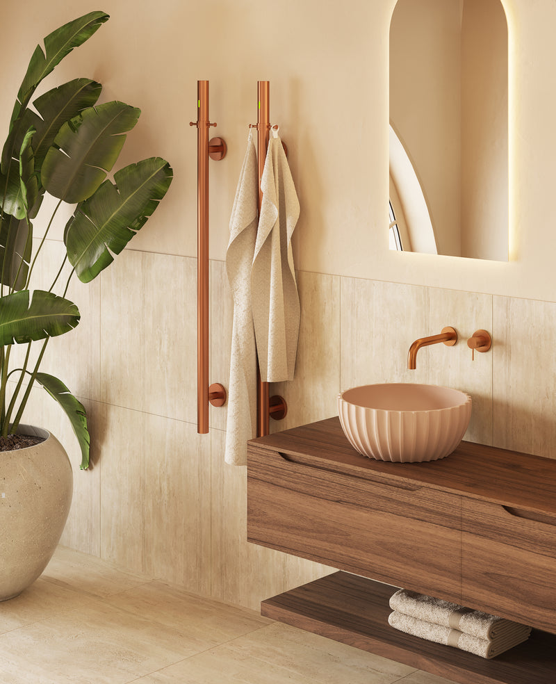 Foto Van Een Badkamer Met Een Gootsteen Op Een Bank Met Een Witte Handdoekwarmer Wandradiator Gootsteenkast Voor Handdoek Warmer En Glasgesloten 219794569 Foto Van Een Badkamer Met Een Gootsteen Op Een Bank Met Een Witte Handdoekwarmer Wandradiator Gootsteenkast Voor Handdoek Warmer En Glasgesloten 219794569