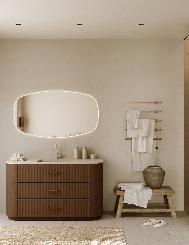 Beige badkamer met walnoot houten meubel en designradiator