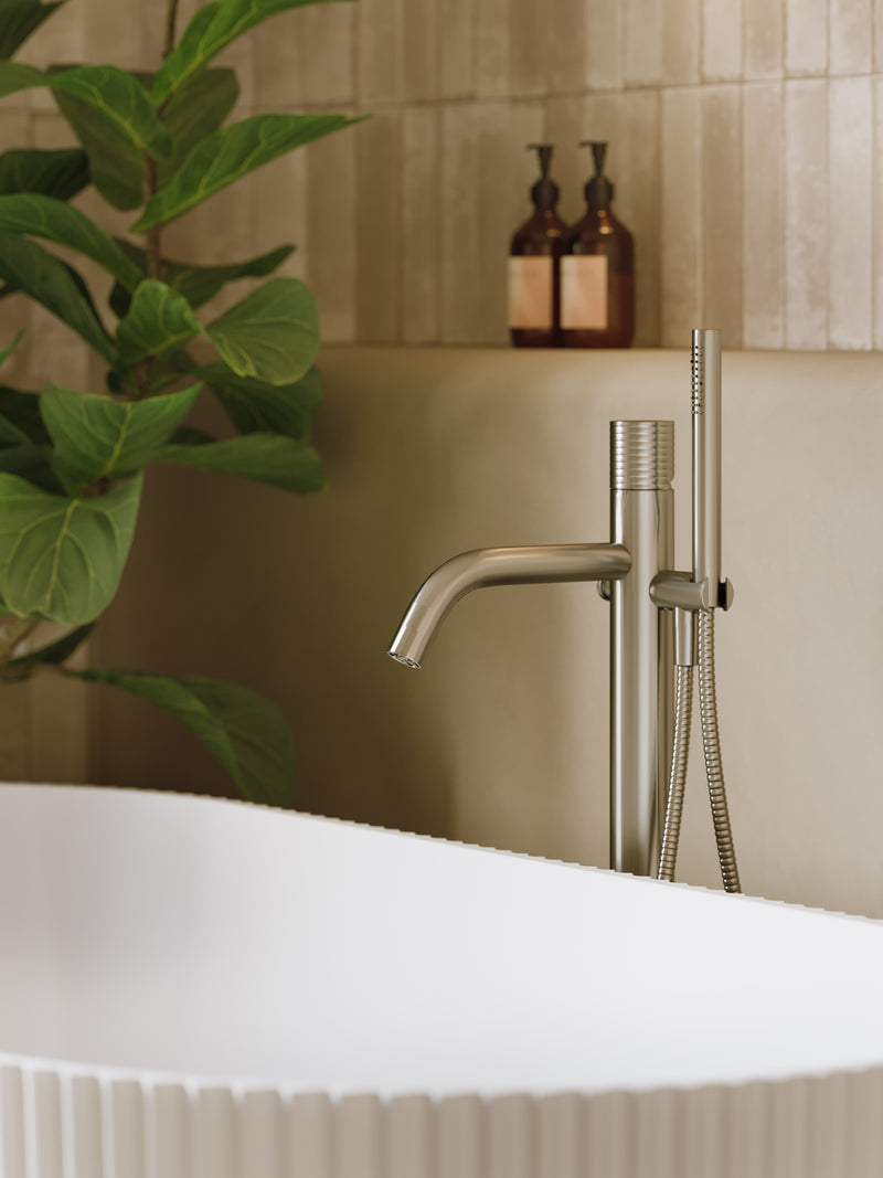 Vrijstaand RVS badkraan met handdouche in badkamerstijl Organic Textures afbeelding 2
