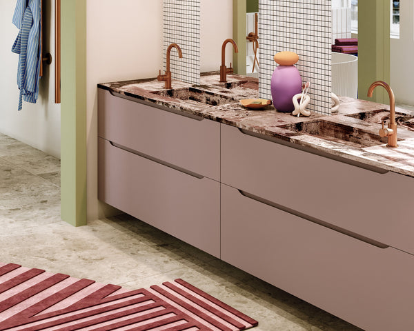 Colour Funk Badkamer met maatwerk Trilium wastafel en koperen kranen