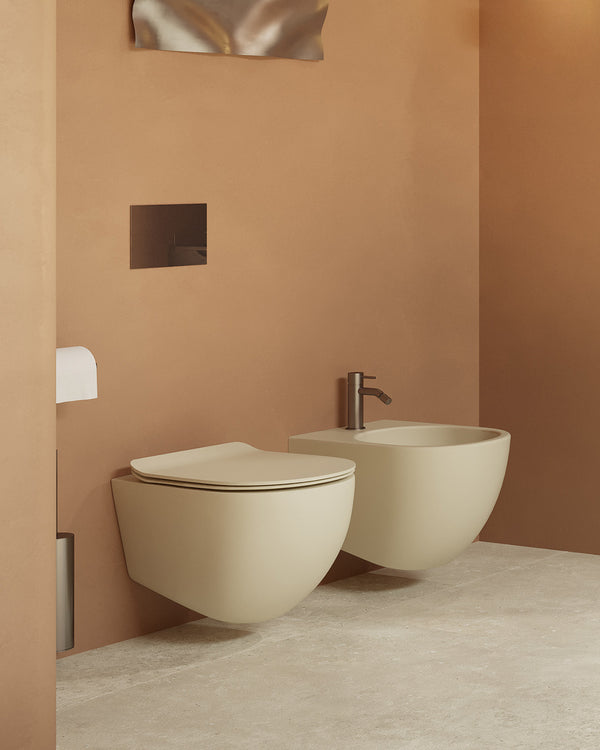 Beige toilet in luxe badkamer met bidet