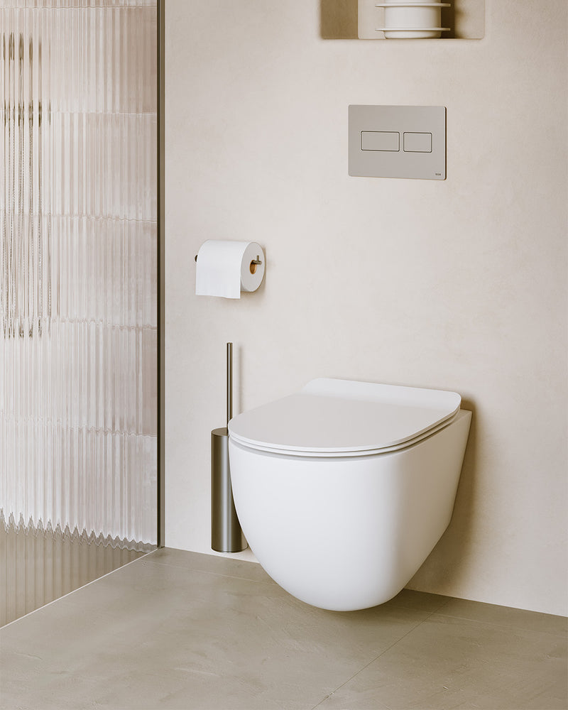 Mat wit toilet in luxe beige badkamer