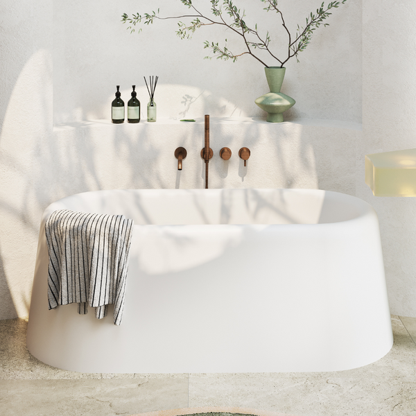 Vrijstaand Mastello Bold bad in mat witte kleur geplaatst in een rustig beige badkamer met sage groene elementen