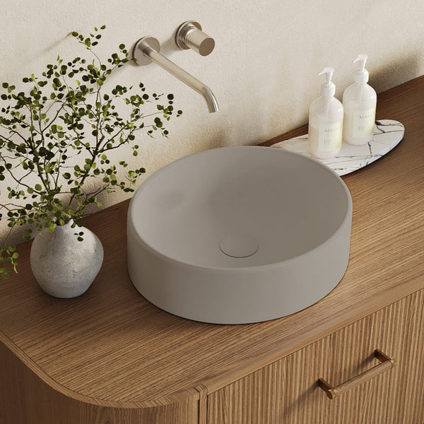 Mastello Bold waskom in de kleur Sahara Clay op een houten meubel