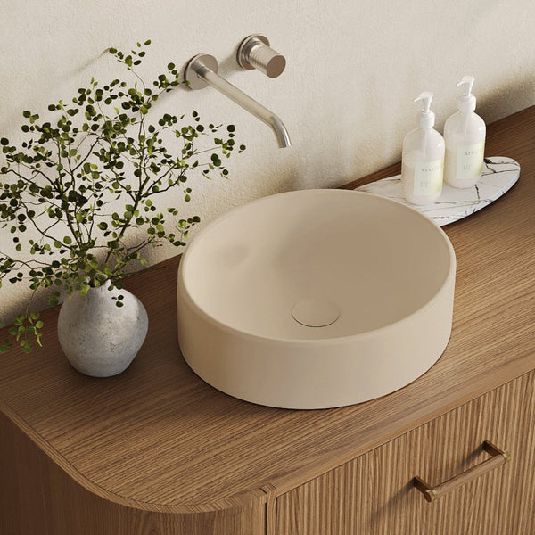 Mastello Bold waskom in de kleur Sahara Sand op een houten meubel
