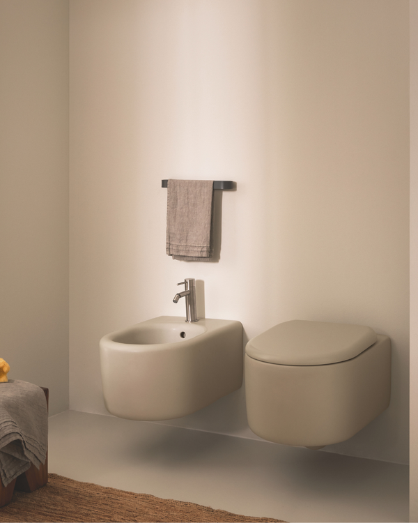 Sfeerbeeld van luxe beige toiletruimte