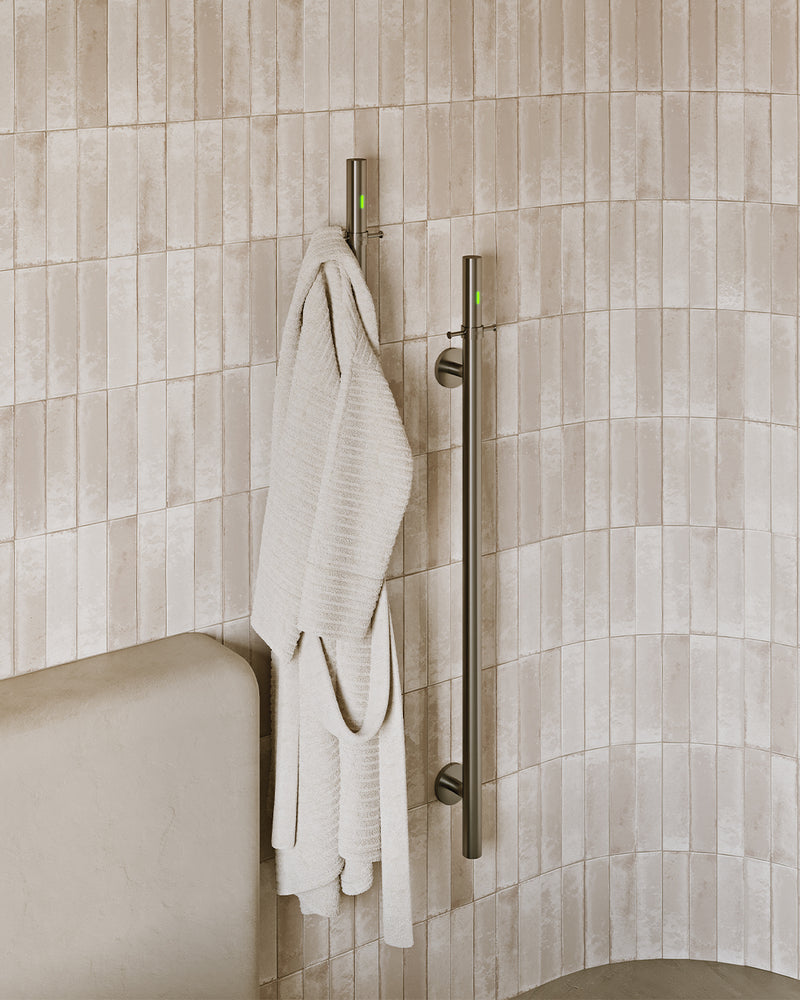 Luxe radiator in geborsteld RVS met beige badjas