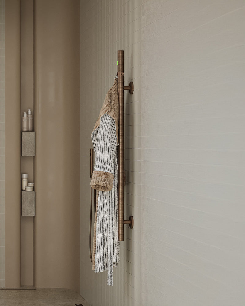 Luxe handdoekradiator in geborsteld bruin met badjas