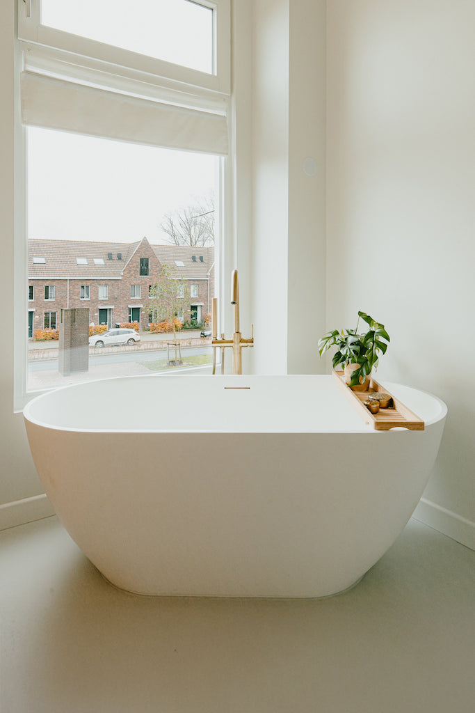 Luxe badkamer met vrijstaand bad en gouden kranen