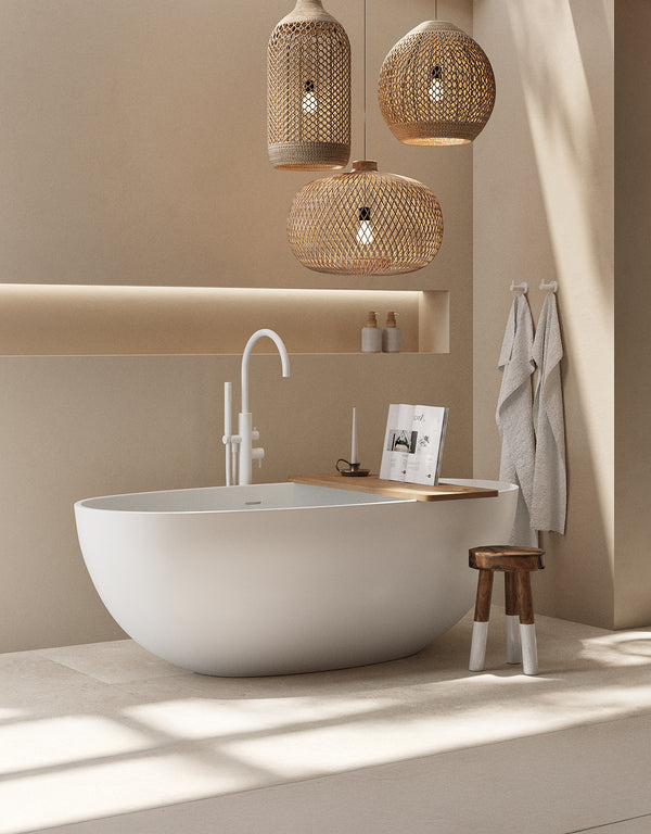 Beige Ibiza badkamer met vrijstaand wit bad