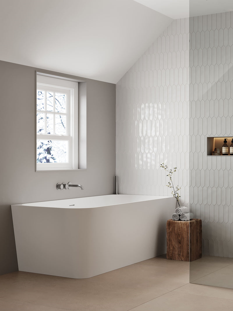 Badkamer in Scandinavian stijl met groot wit bad en alle afwerkingen zijn  chrome afbeelding 3
