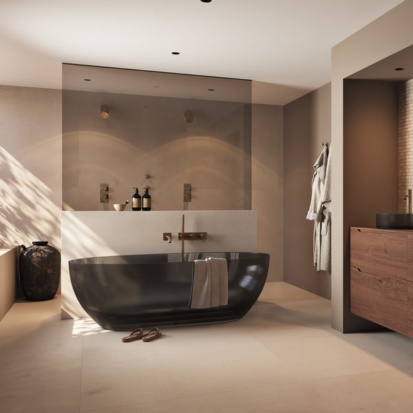 Beige wellness badkamer met transparant zwart bad