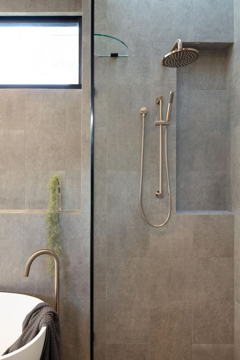 Badkamer close-up van een rosé gouden regen- en handdouche