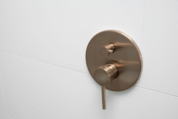 Badkamer close-up met afbouwdeel rosé gouden inbouw mengkraan met omstel groot afbeelding 5